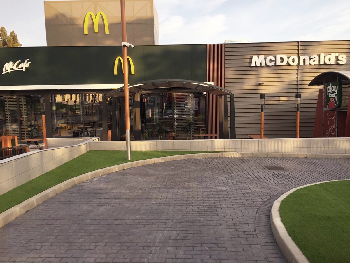 Pavimentacion exterior con hormigón impreso McDonald’s