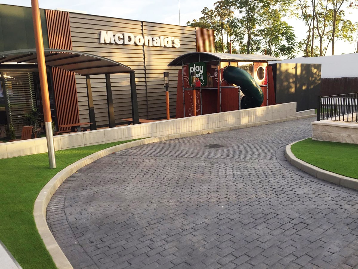 Pavimentacion exterior con hormigón impreso McDonald’s