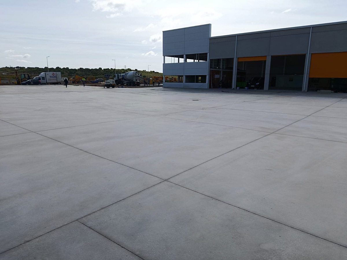 Pavimento de hormigón pulido realizado para Grúas Eugenio en Badajoz