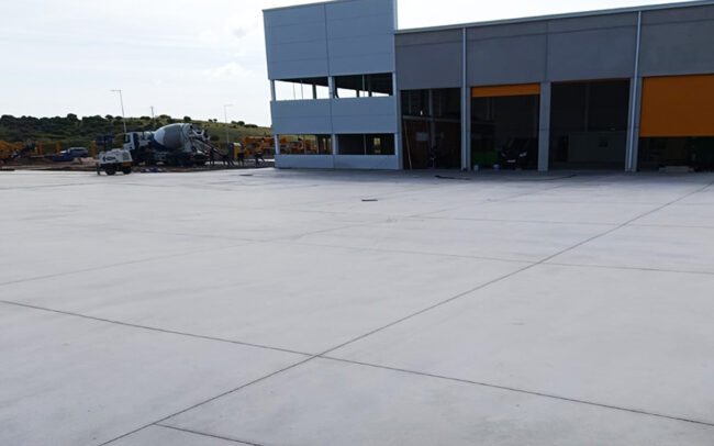 Pavimento de hormigón pulido realizado para Grúas Eugenio en Badajoz