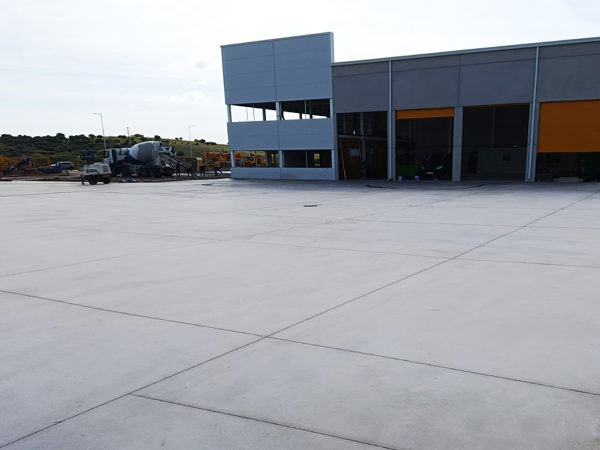 Pavimento de hormigón pulido realizado para Grúas Eugenio en Badajoz